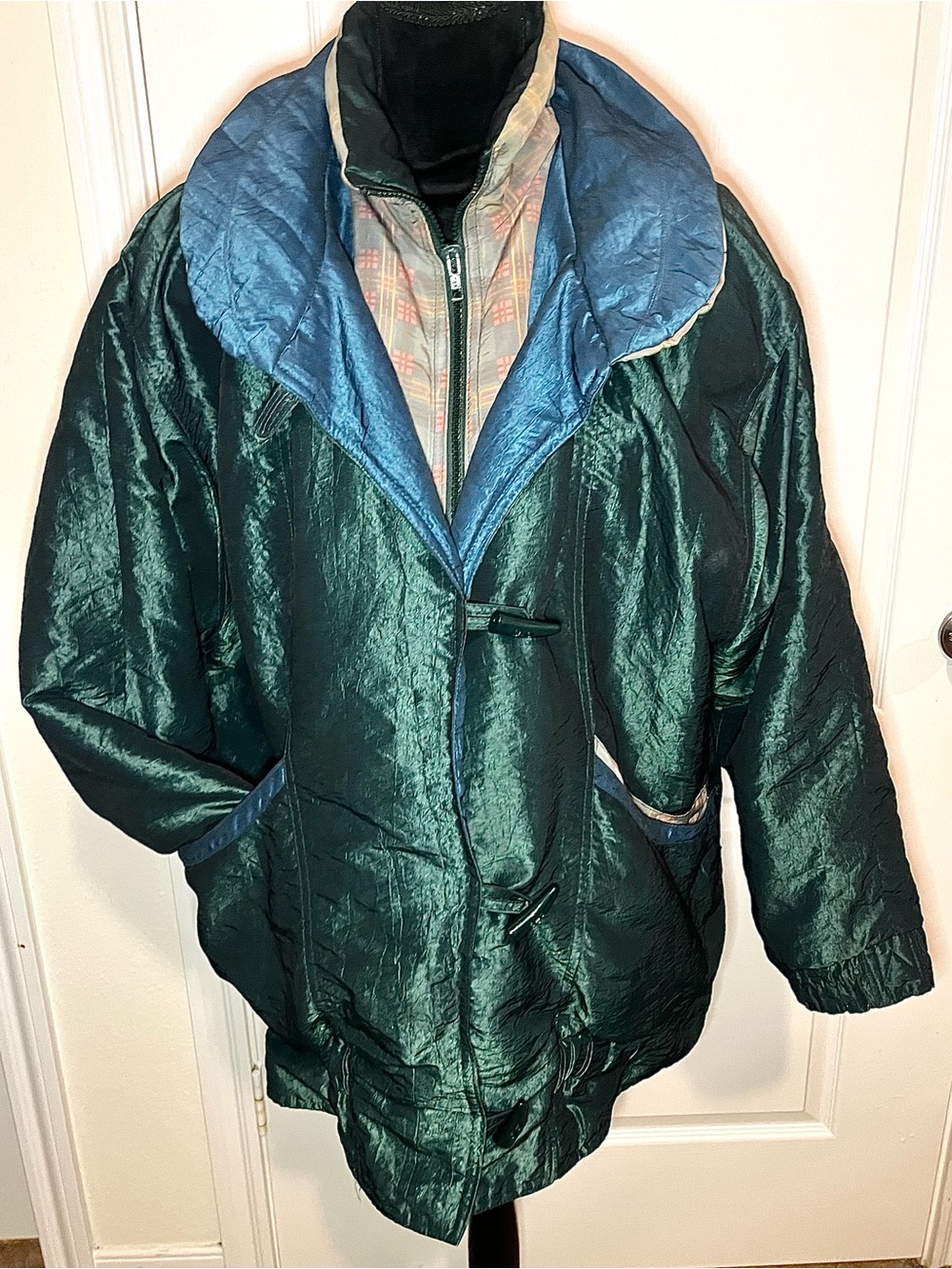 Vintage 1980s/1990s green plaid winter puffer jacket by IZZI